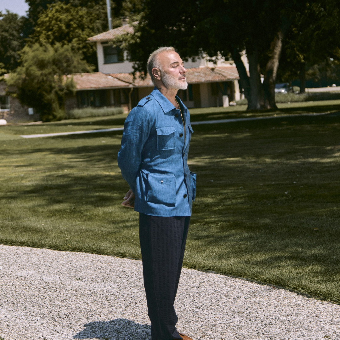 La Arquitectura del Lino y la Sastrería Digital: Gianluca Vacchi en la Portada de XMAG