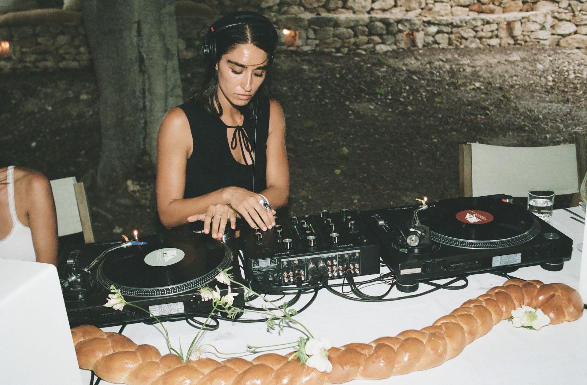 La experiencia Edited de Pull&Bear en Ibiza celebra la pureza del estilo mediterráneo con Gabriela Flores