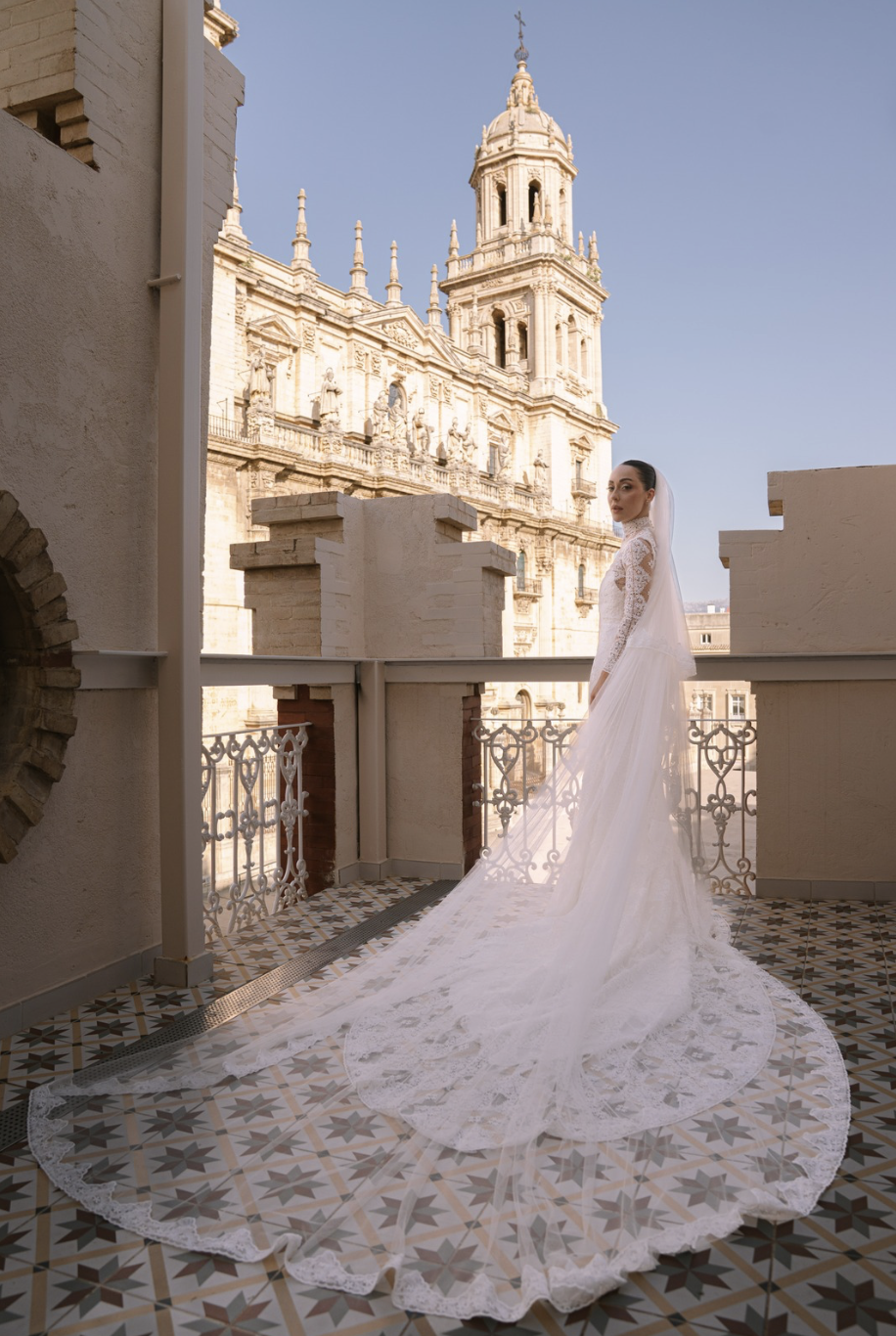 El lenguaje nupcial a medida de Silvia Ruiz y la maestría artesanal de Silvia Fernández Atelier