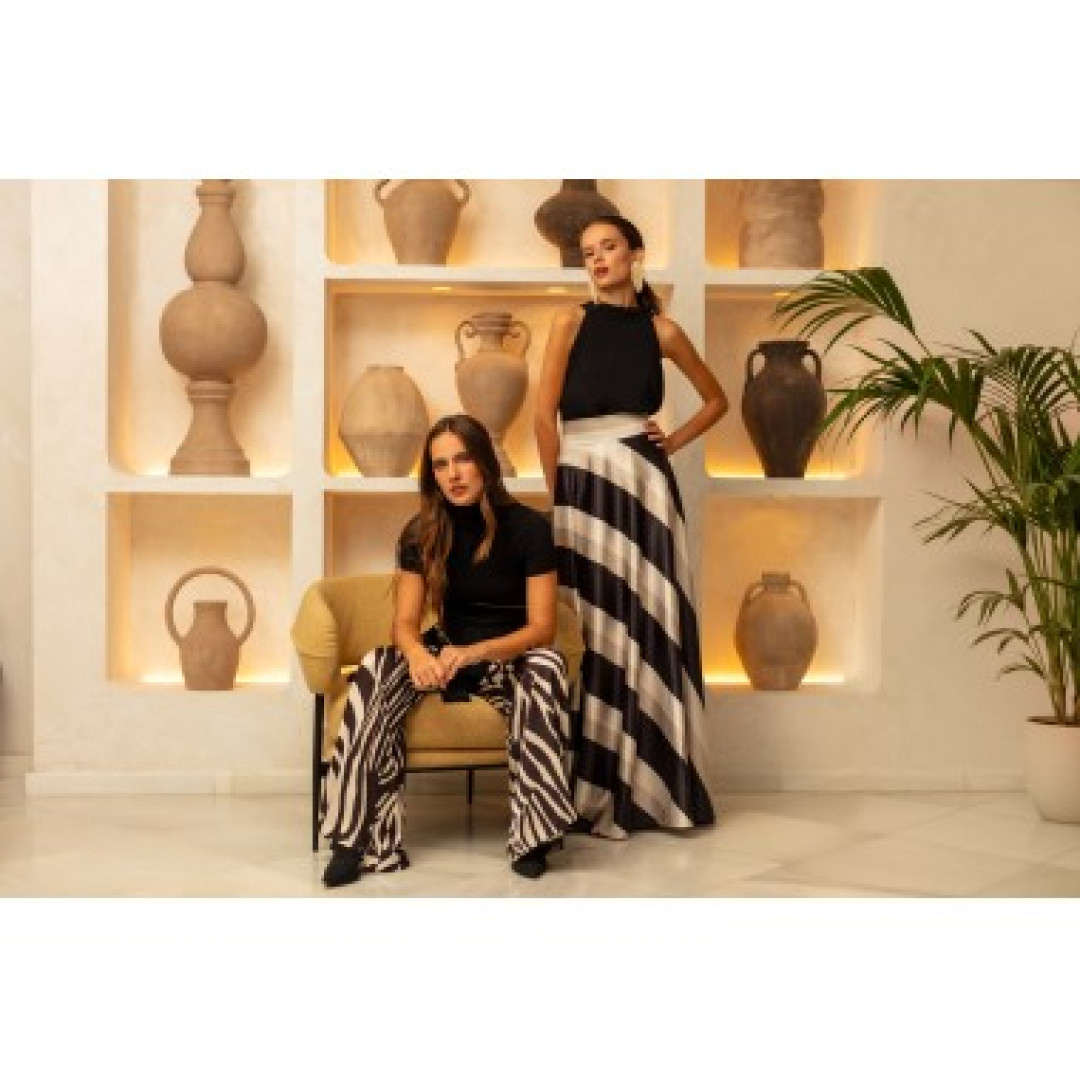 Matilde Cano y sus looks de invitada en blanco y negro