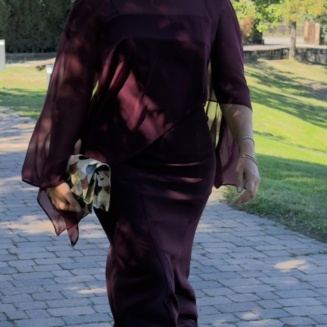 El look de invitada borgoña de La Ordenatriz