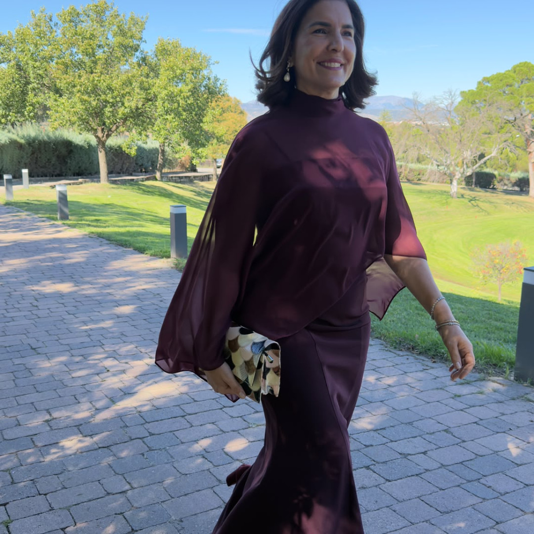 El look de invitada borgoña de La Ordenatriz