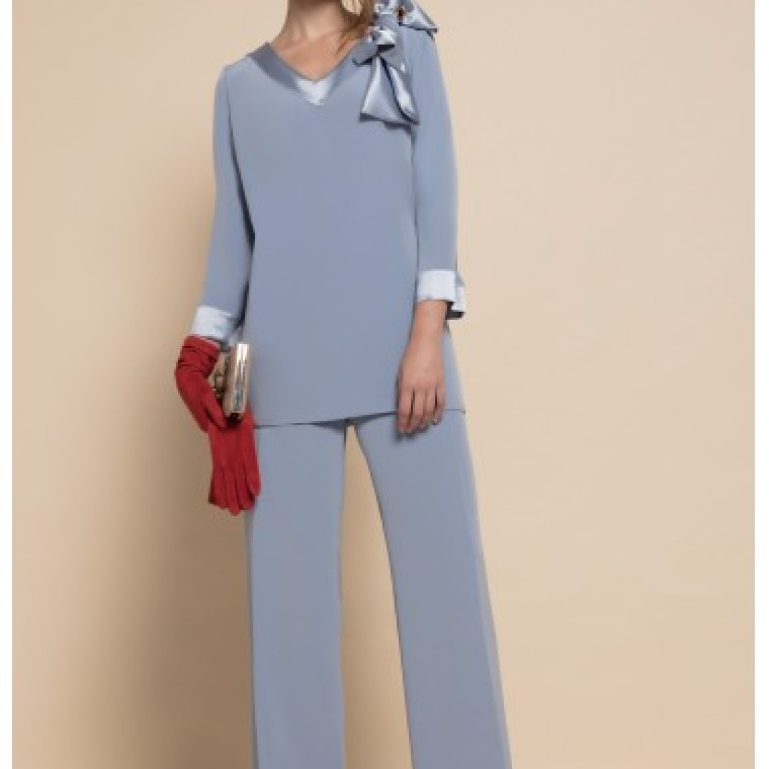 El look de invitada borgoña de La Ordenatriz
