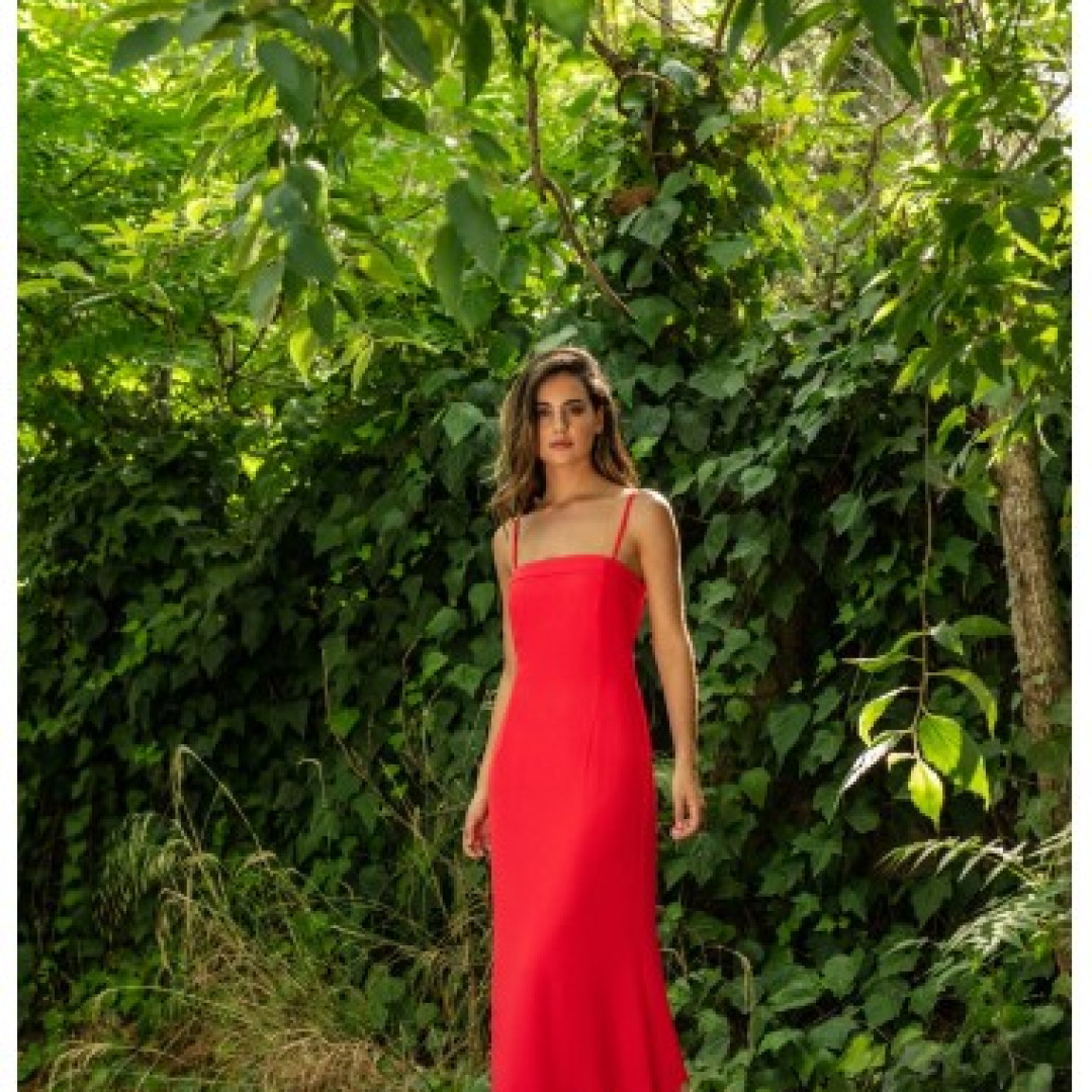 El look de invitada borgoña de La Ordenatriz