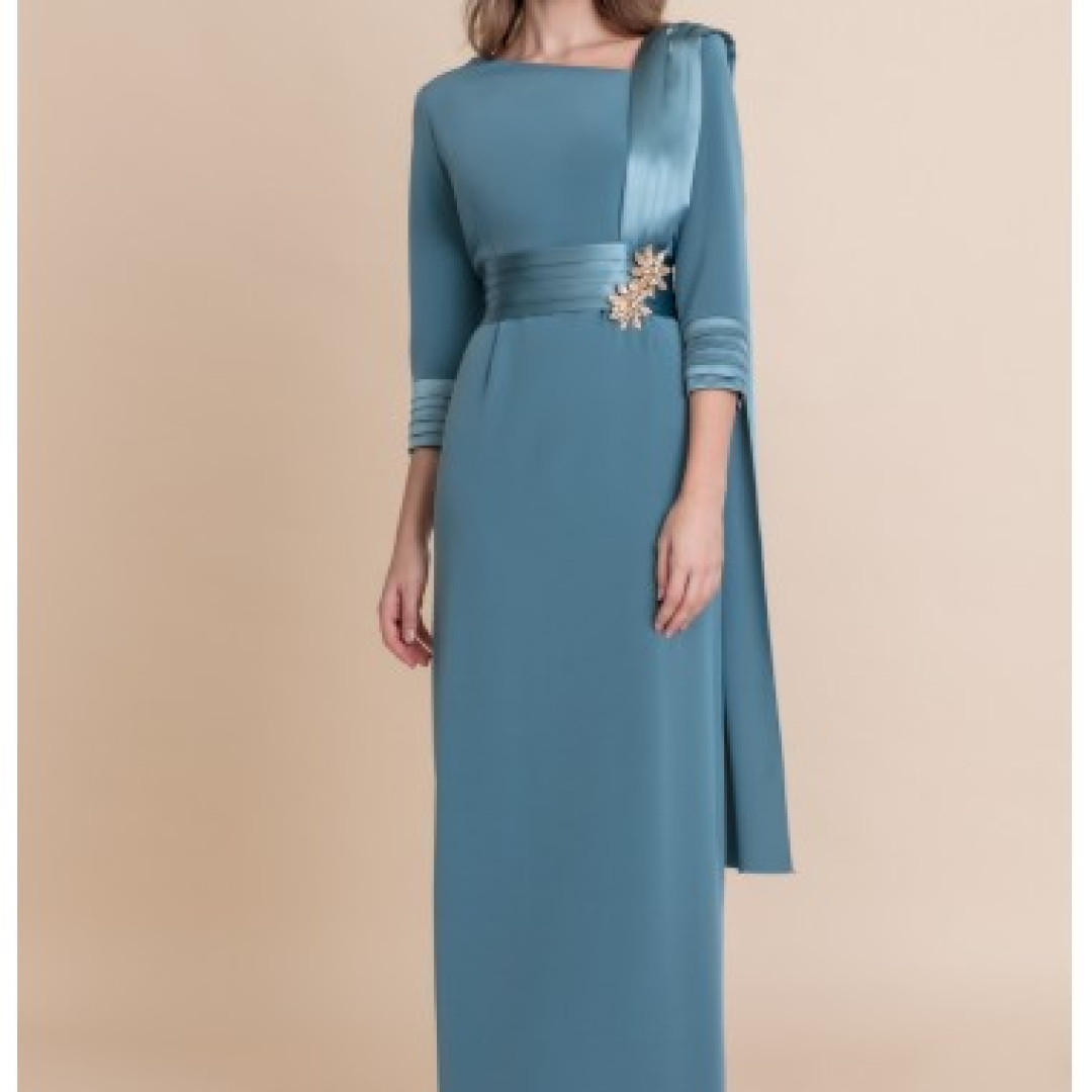 El look de invitada borgoña de La Ordenatriz
