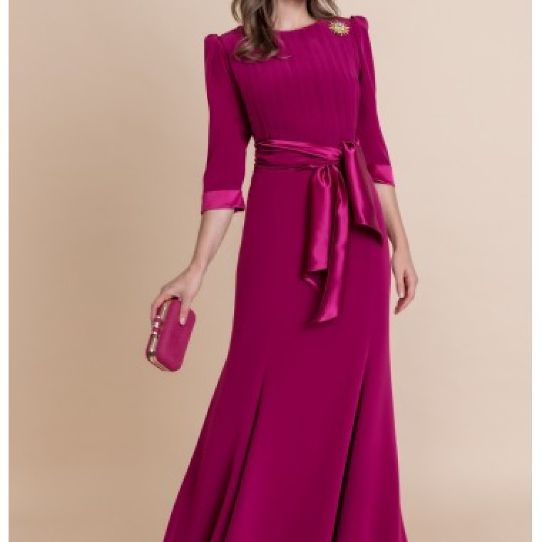 El look de invitada borgoña de La Ordenatriz
