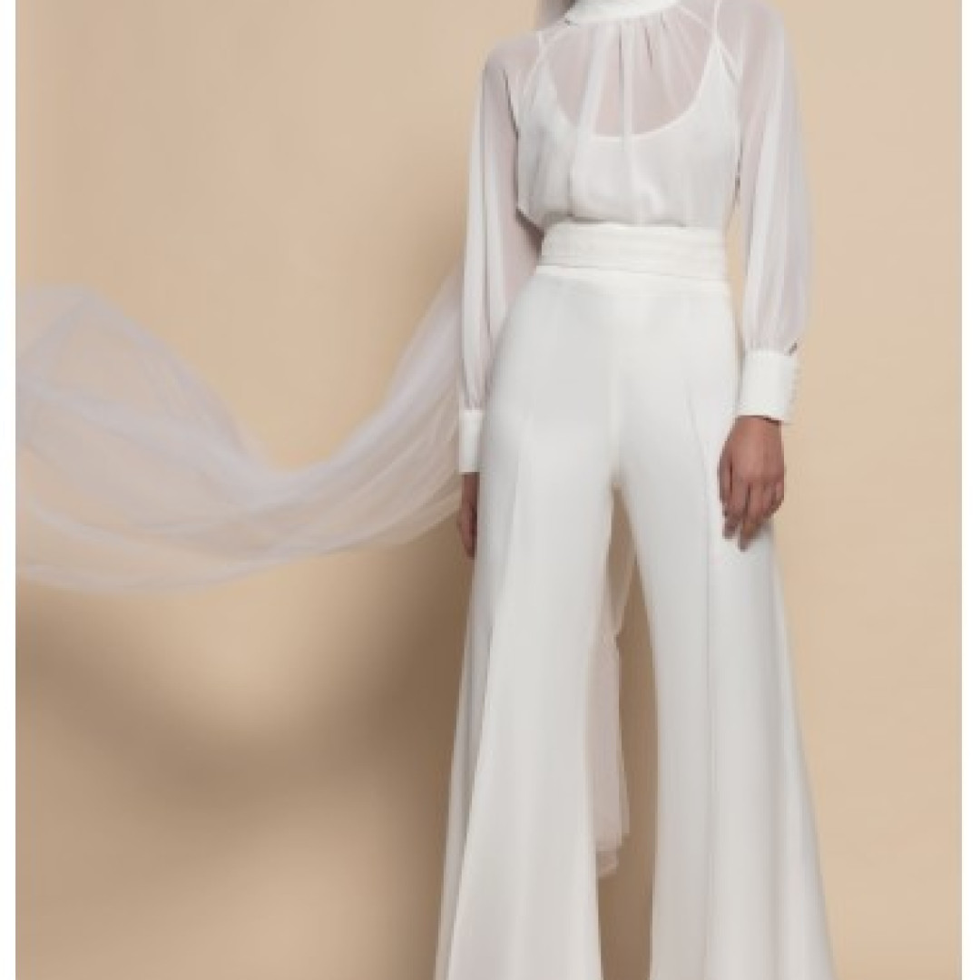 El look de invitada borgoña de La Ordenatriz