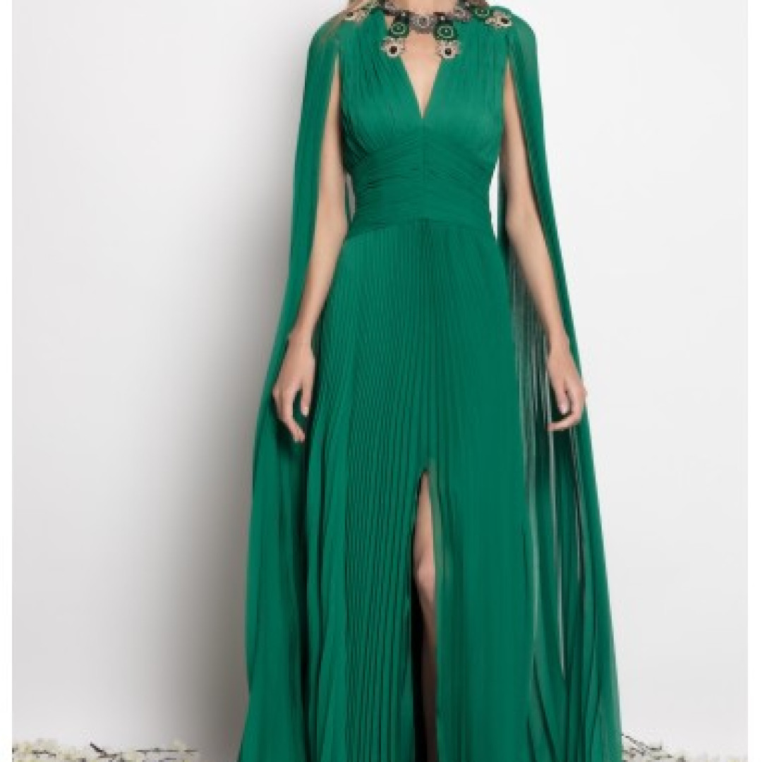 El look de invitada borgoña de La Ordenatriz