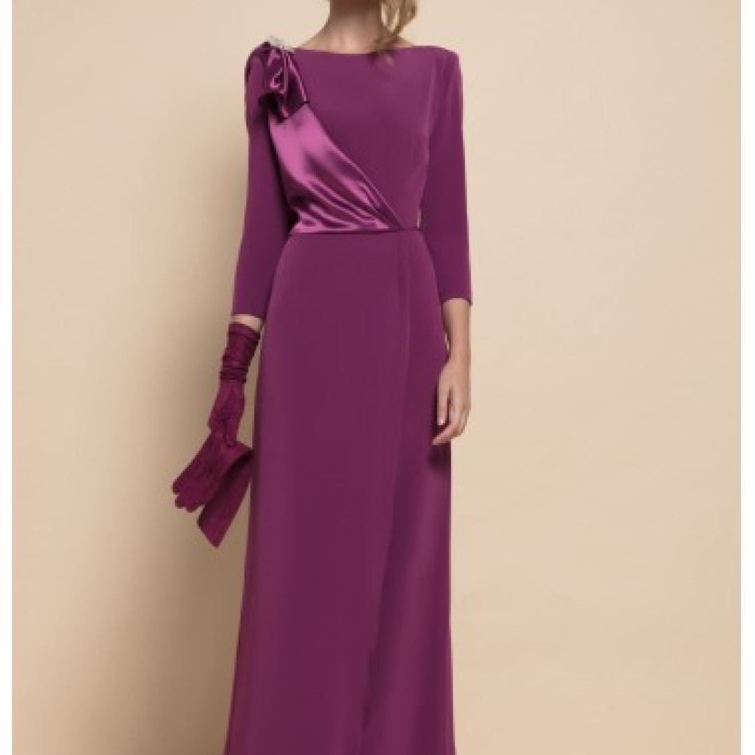 El look de invitada borgoña de La Ordenatriz