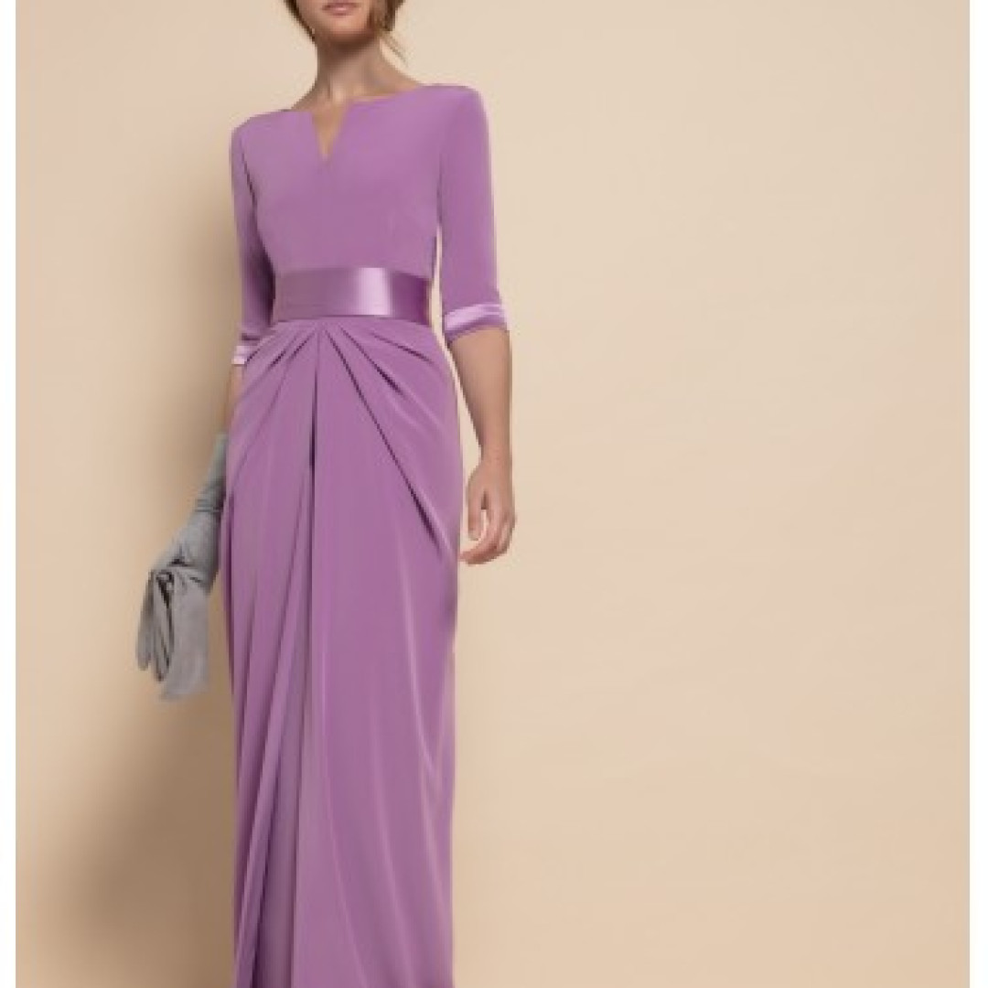 El look de invitada borgoña de La Ordenatriz