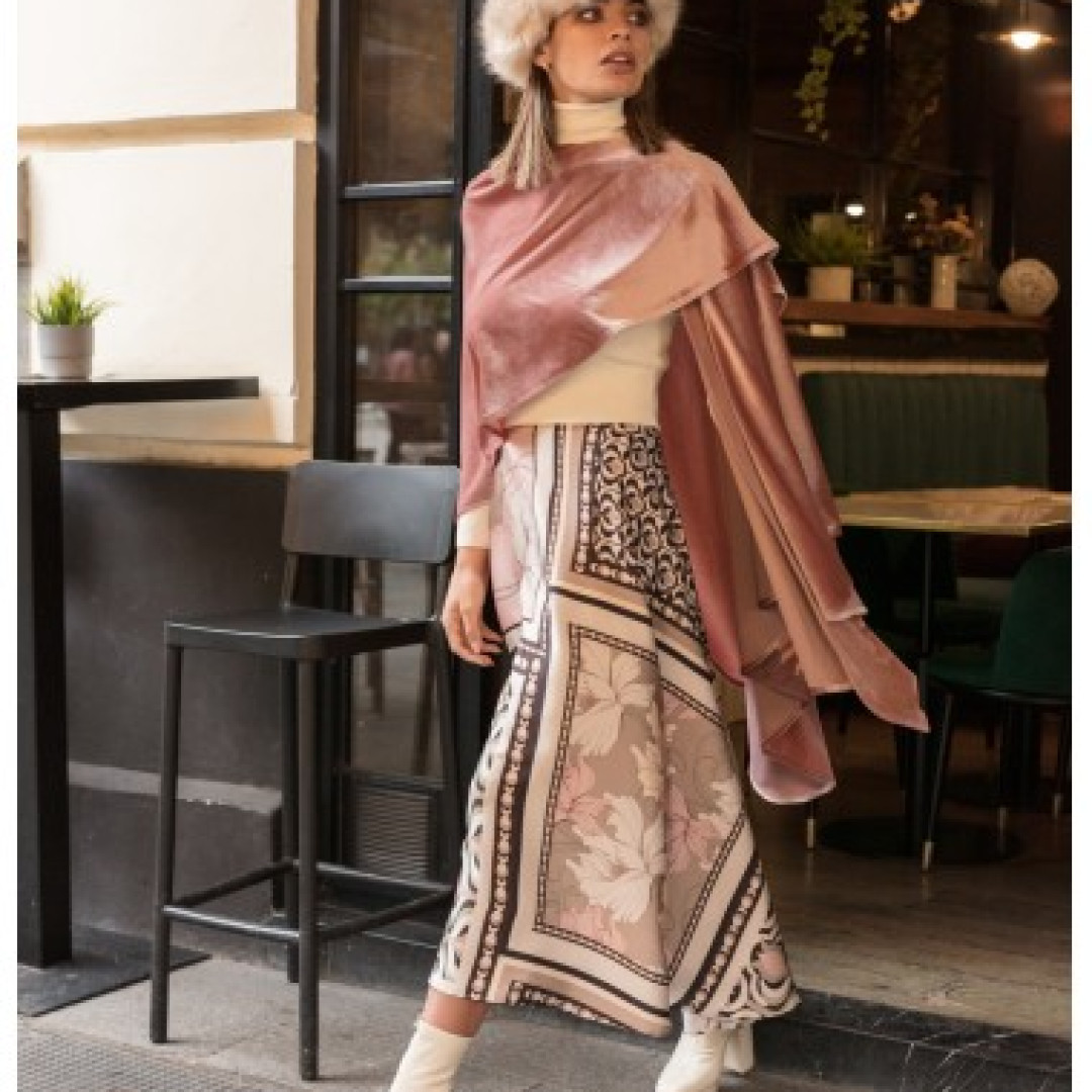 El look de invitada borgoña de La Ordenatriz